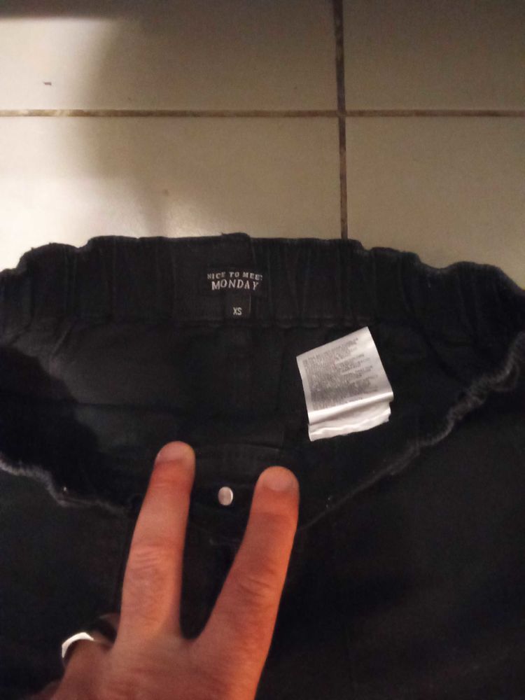 PANTALON DE   MARQUE MONDAY ET DE COULEUR NOIR DE TAILLE XS  . 3 �taples (62)