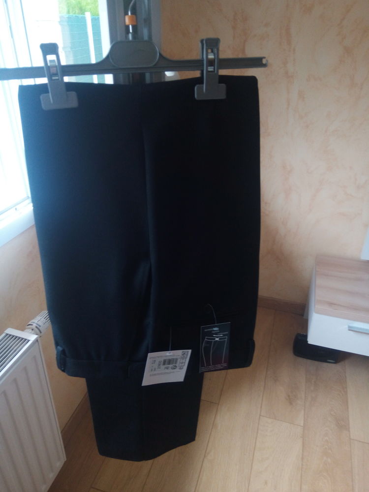 Pantalon neuf (�tiquettes et prix sur l'article 5 Petite Synthe (59)