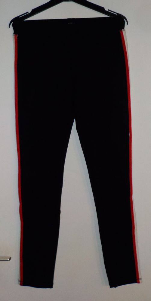 PANTALON NOIR AVEC LISERES BLANCS ET ROUGES
5 Bubry (56)