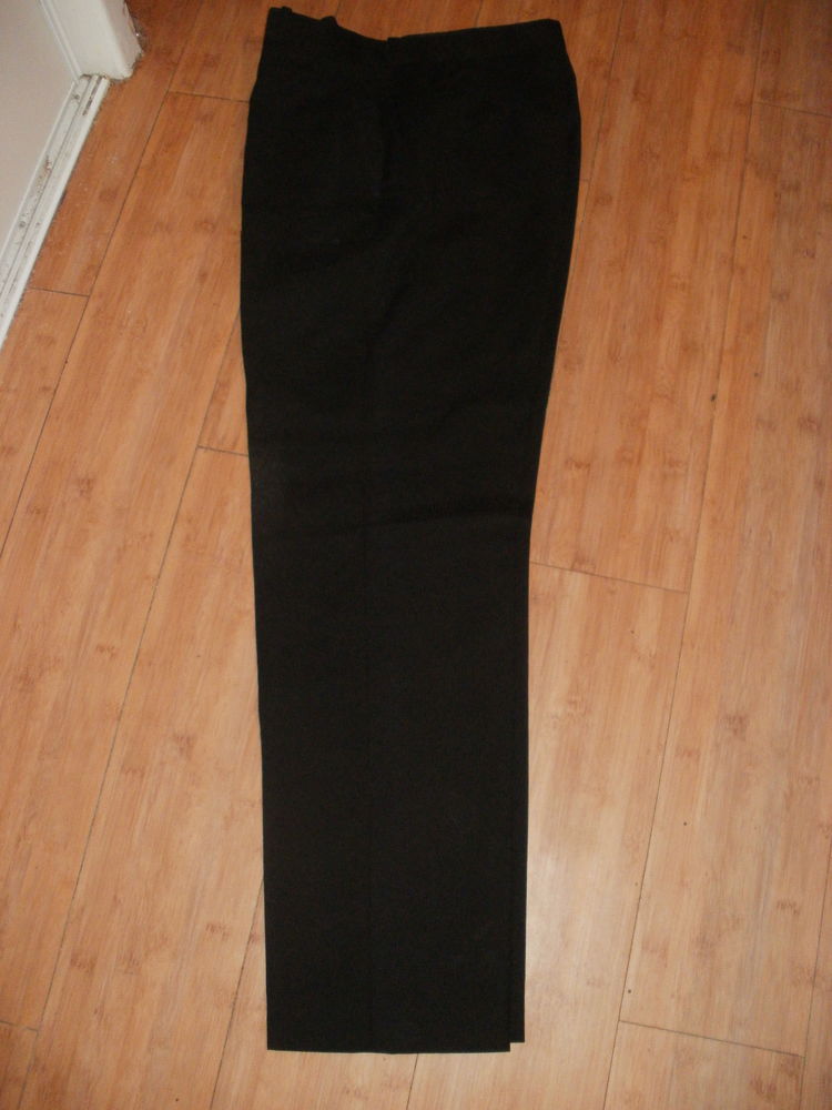 Pantalon noir, avec fines rayures verticales.
15 Saint-Abraham (56)