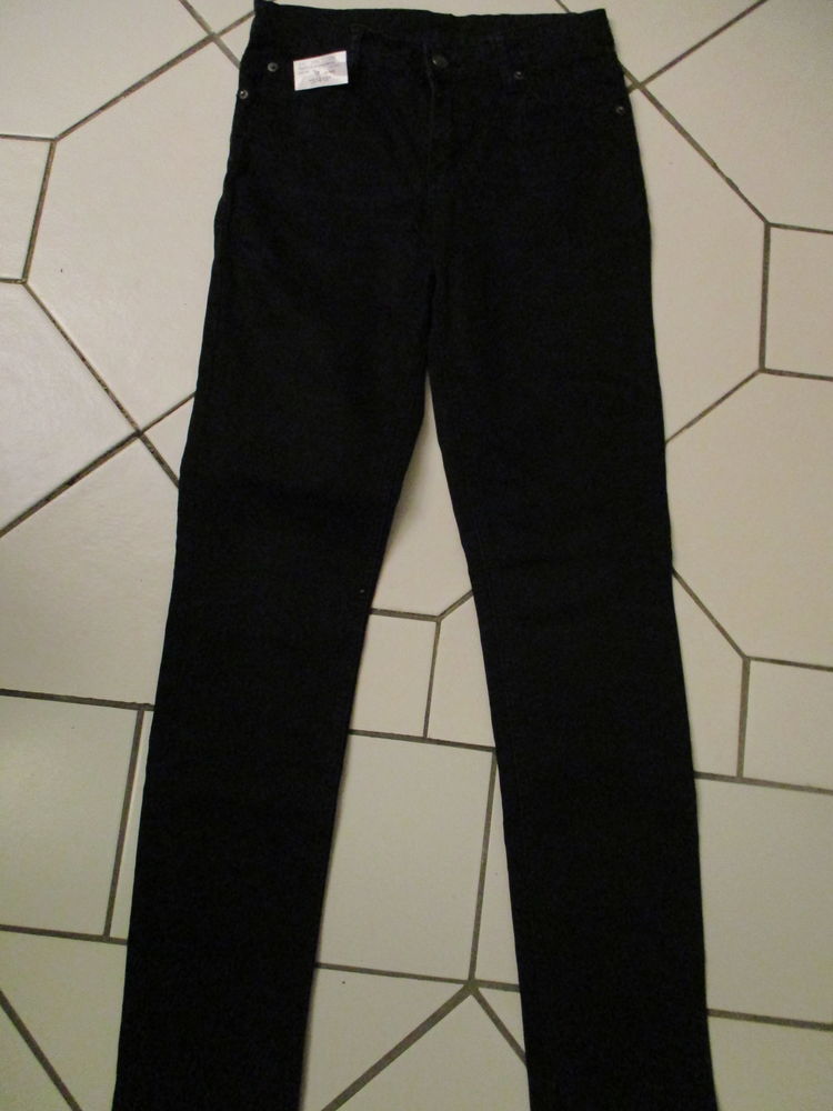 Pantalon noir CHEAP MONDAY T38
Forme jean , coton et �lastan 16 Sathonay-Village (69)