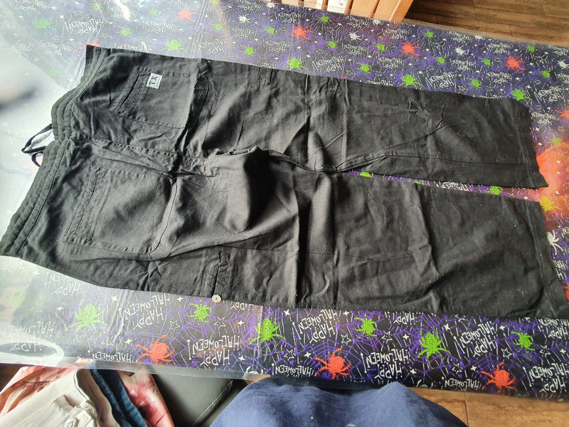 Pantalon noir - type lin - 42 
3 Aubvillers (80)