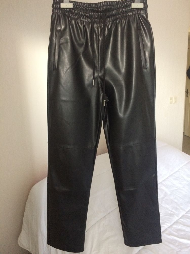 Pantalon simili cuir noir taille 36 coupe carotte
20 Montpellier (34)