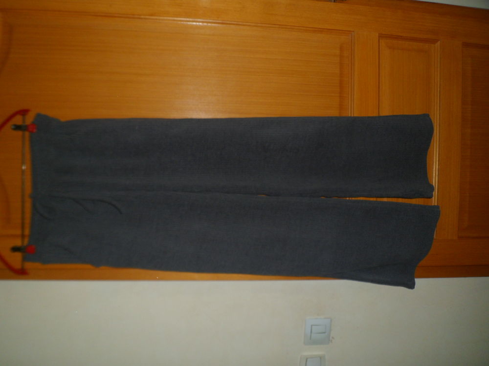 pantalon velour gris fine cote
2 poche sur le cot�
taille 40 9 Saint-Ch�ron (91)