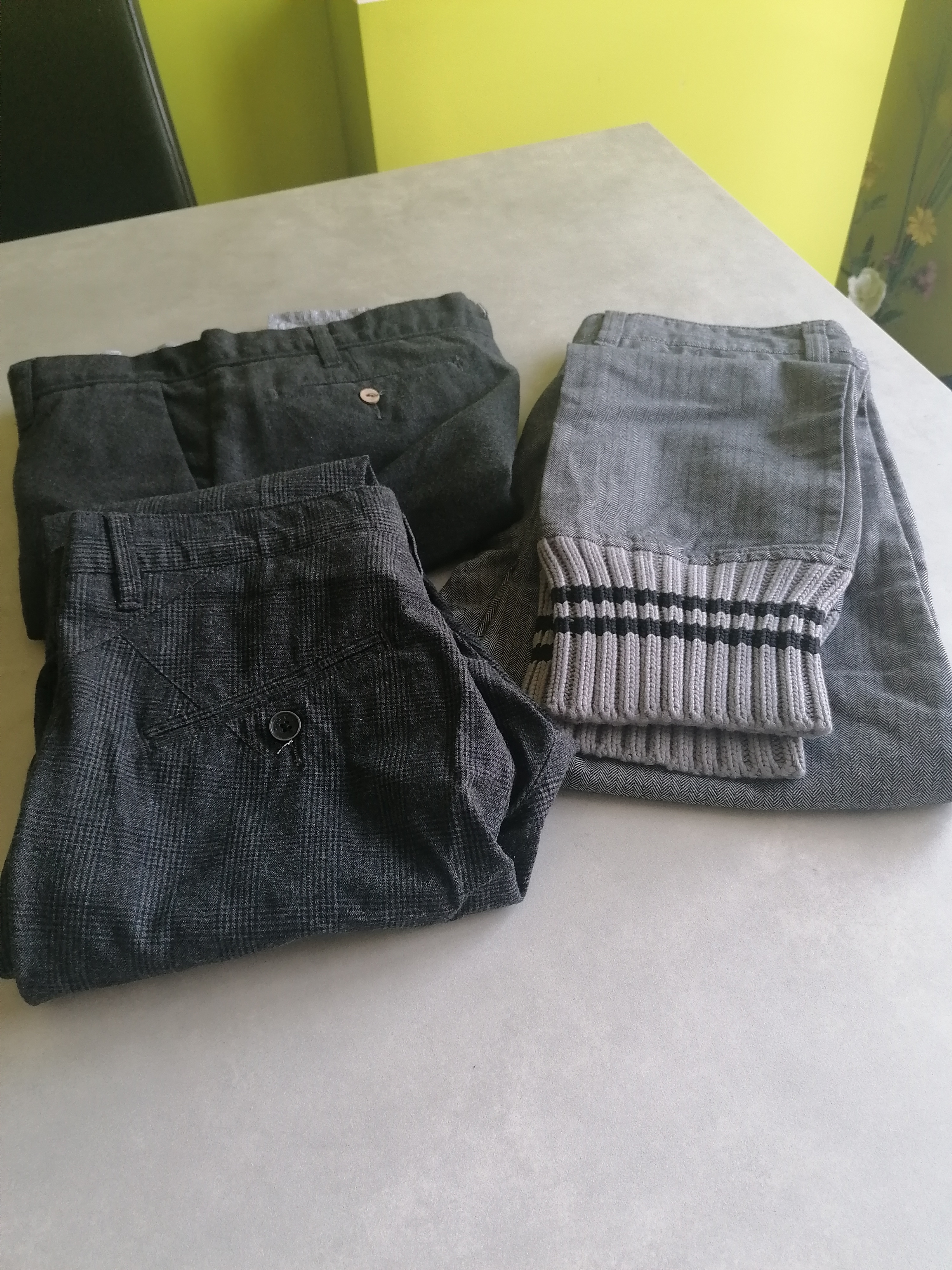 3 pantalons homme T S 6 Jury (57)