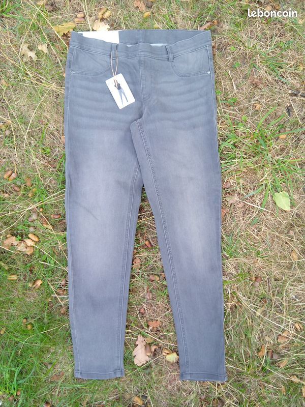 Achetez 2 pantalons jegging neuf - revente cadeau, annonce vente à Beauchamp (95) WB177910062