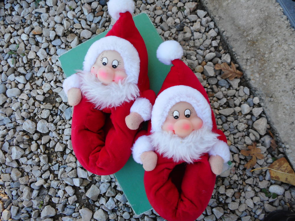 2 PANTOUFLES ENFANT DE NOEL	 10 Mazan (84)