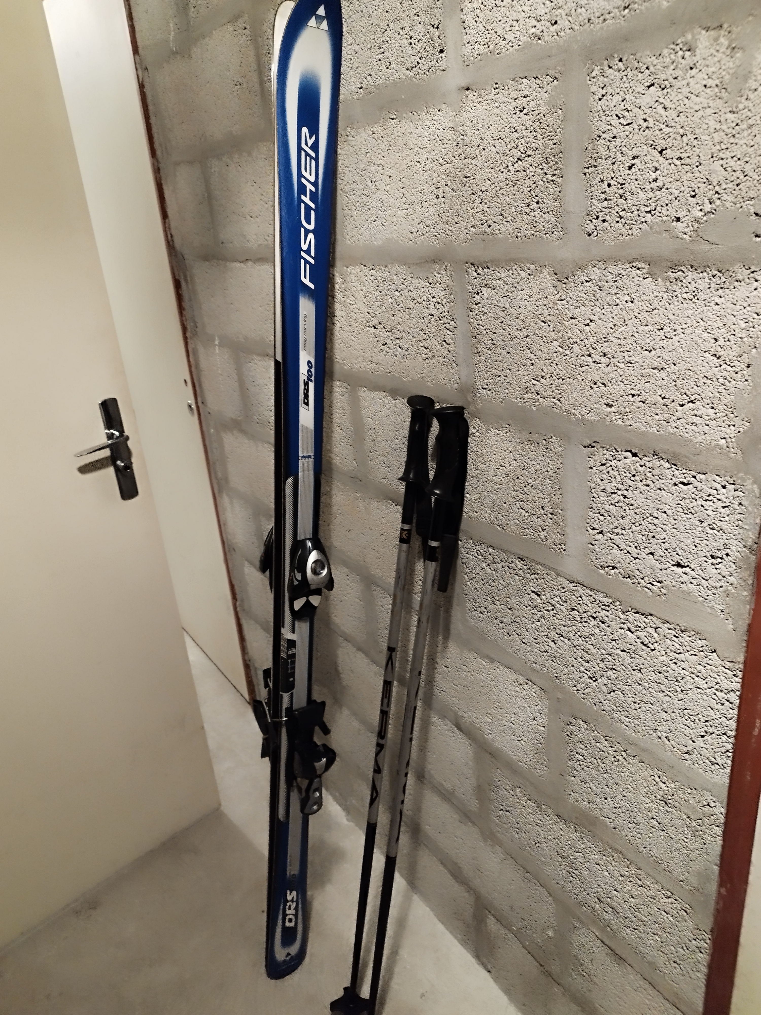 ski parabolique 1m77 avec ses batons 15 Aix-les-Bains (73)