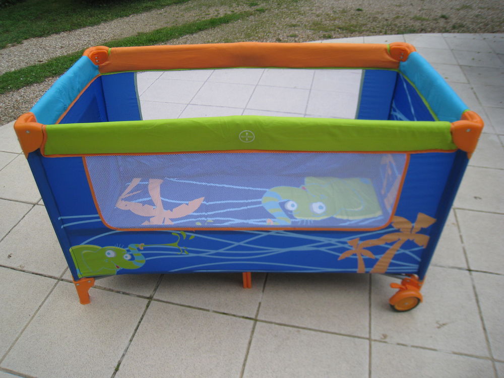 Lit Parapluie avec Moustiquaire Tr�s bon �tat g�n�ral 
24 Gron (89)