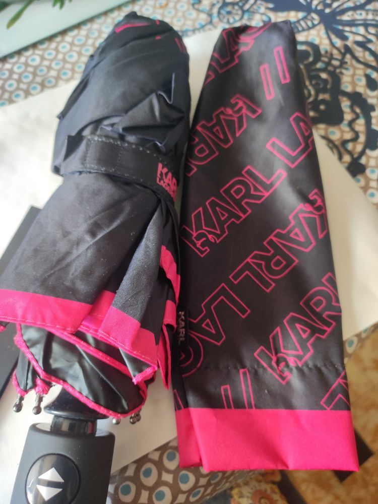 Parapluie collection Karl Lagerfeld jamais utilis�. avec �tiquette noir et rose 110 Verneuil-sur-Seine (78)
