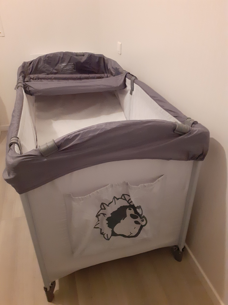 Lit parapluie enfant gris avec motif 40 Saint-Andr�-Goule-d'Oie (85)