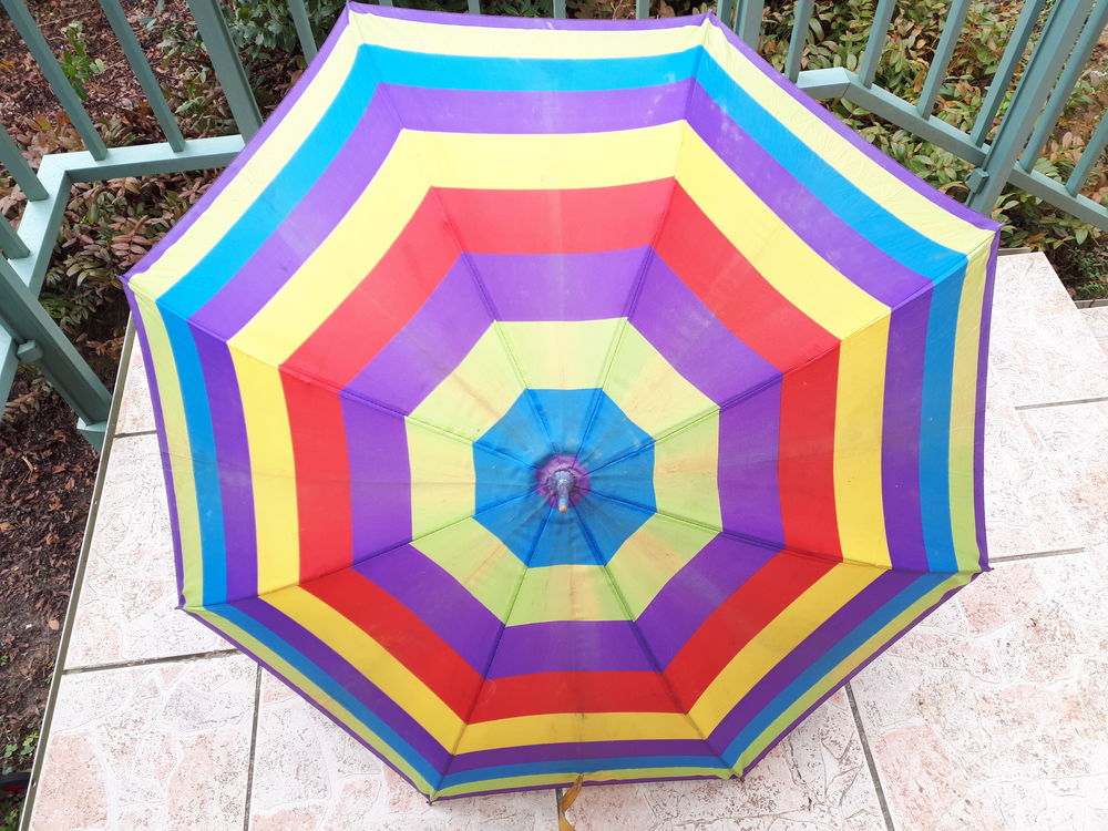 Parapluie multicolore avec anse 4 Montigny-Lencoup (77)