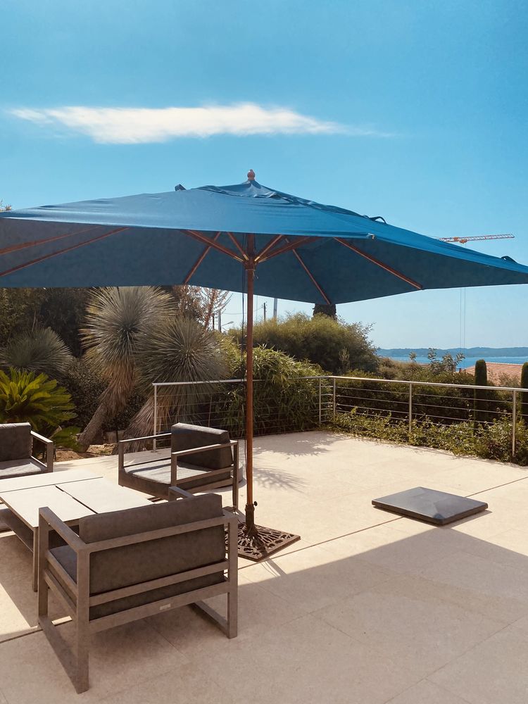 Parasol avec socle et housse
150 Sainte-Maxime (83)