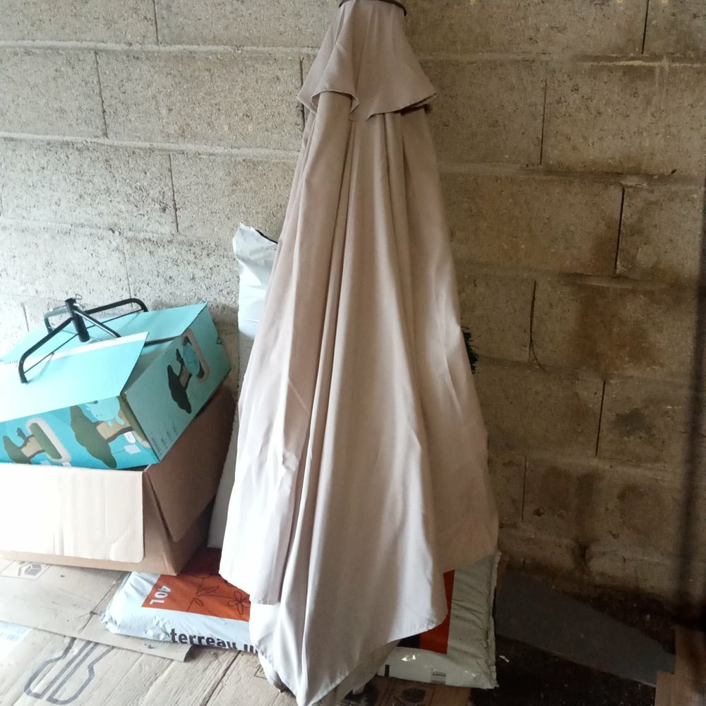  parasol  a manivelle et son pied 30 Sept-Saulx (51)