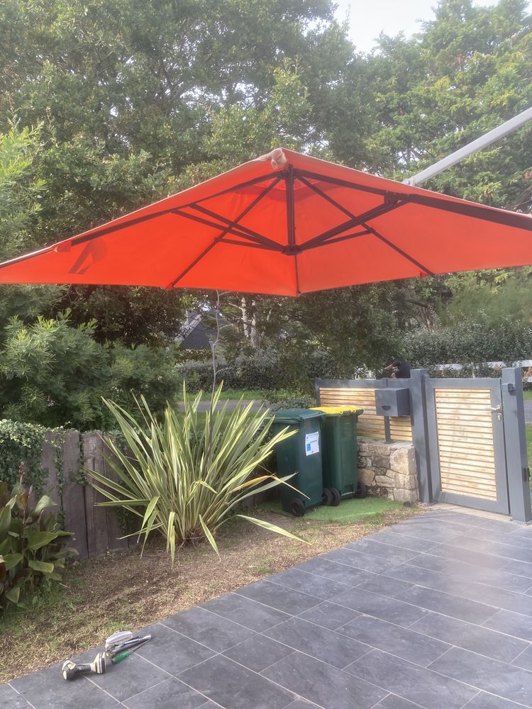 Parasol � pied d�port� belle occasion a petit prix 50 Piriac-sur-Mer (44)