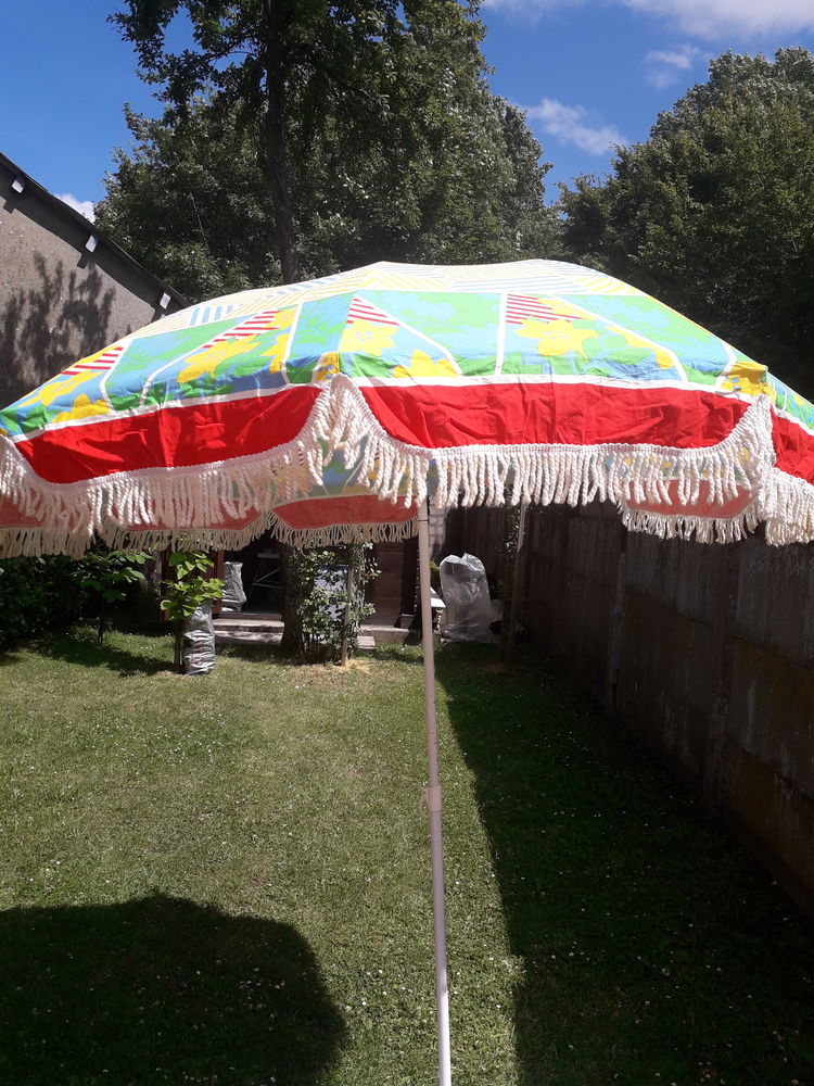 PARASOL ROND EN TOILE COULEUR. 6 Fr�vent (62)