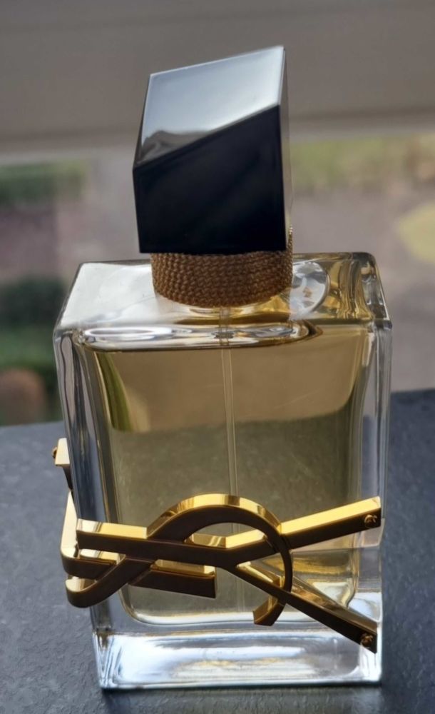 Lot Eau de parfum Libre Yves Saint Laurent 50 ml, pochette et lait pour le corps 50 ml 75 Oullins (69)