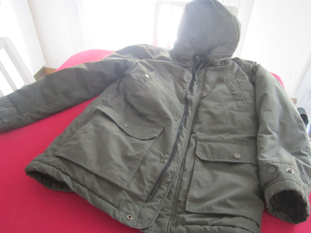 Une parka de couleur noire (homme) 20 Brignais (69)