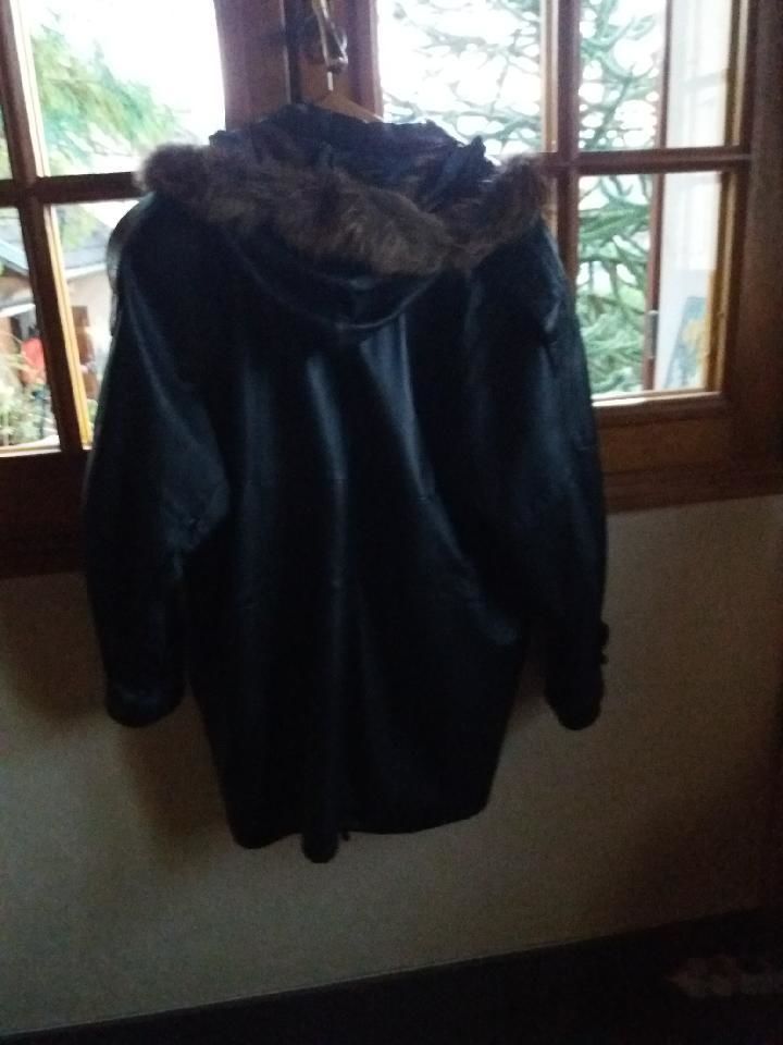 Parka 3/4 en cuir souple ,noire , avec capuche 25 Saint-Alban-Leysse (73)