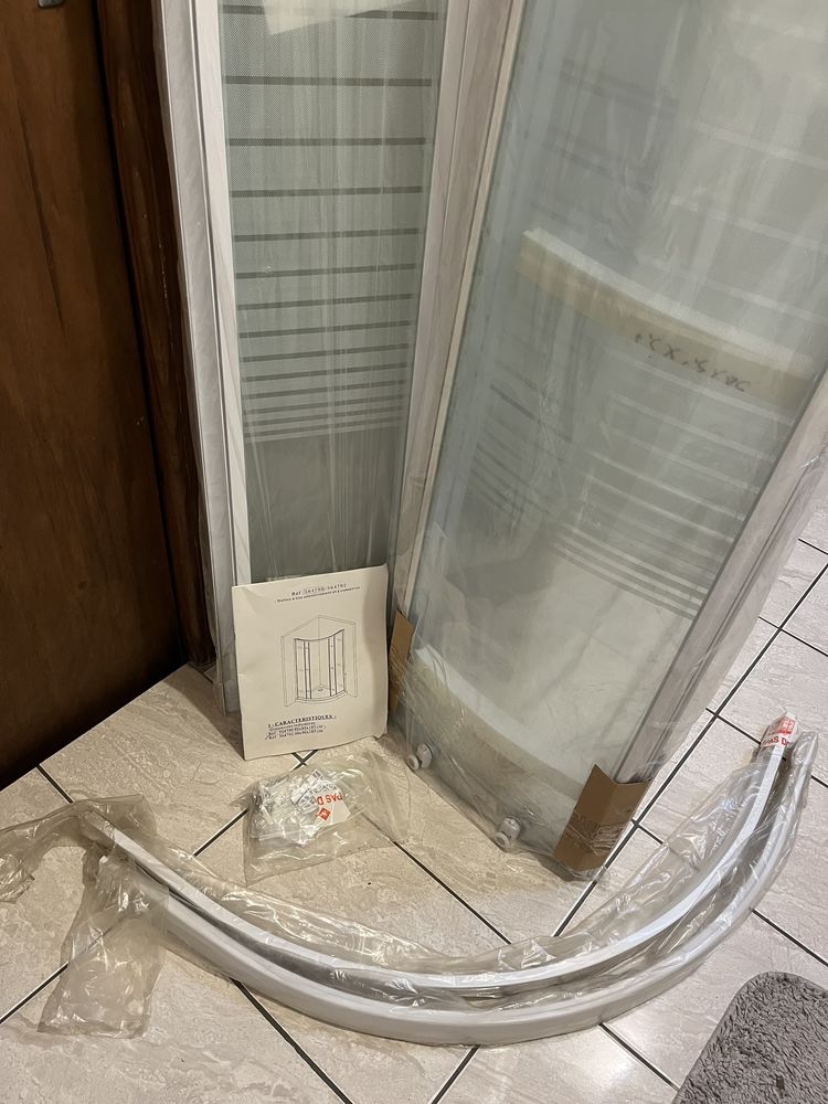 Parois de douche 
1 Salles-de-Barbezieux (16)