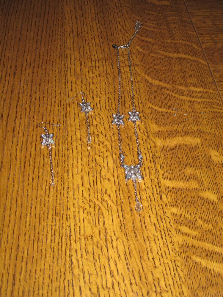 parure de bijoux collier et boucles oreilles avec fleurettes 0 Mérignies (59)