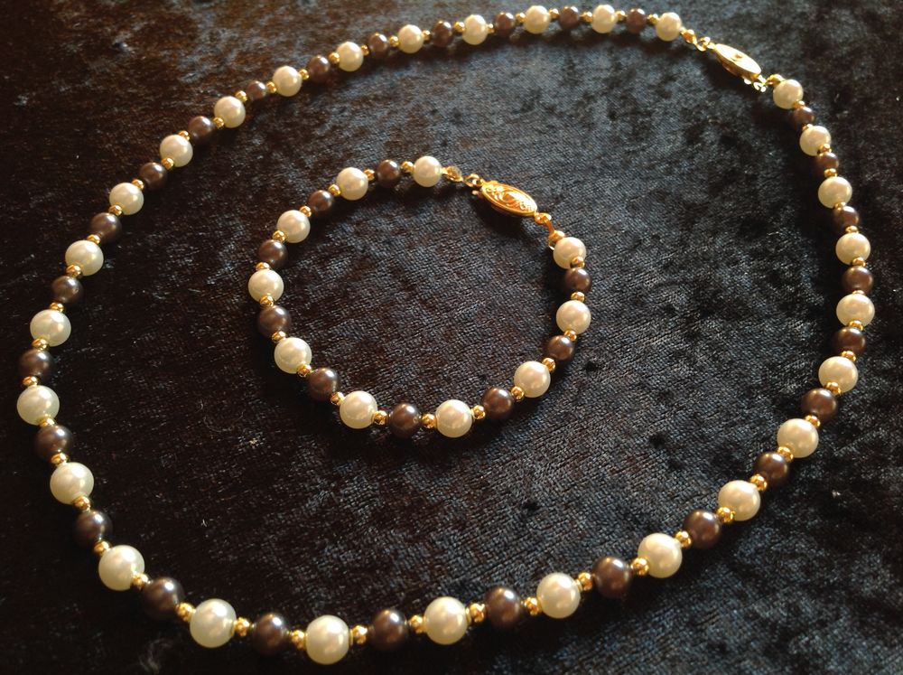 PARURE COLLIER BRACELET PERLES BLANCHE GRISE Envoi Possible
25 Tr�gunc (29)