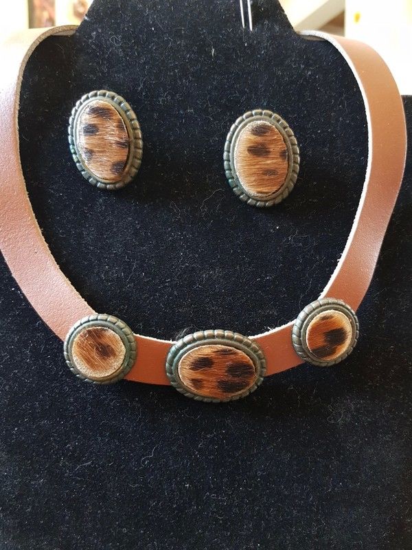 Parure en cuir marron dessin l�opard neuf clip d oreilles et 5 Viriat (01)