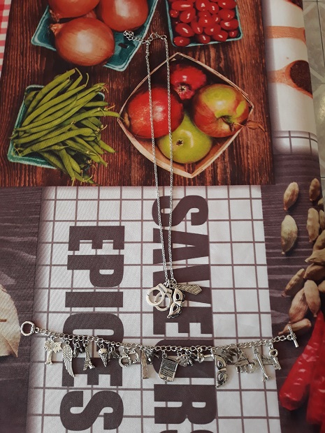 Parure 50 nuances de grey film goodies bijoux s�rie TV brace 12 F�ves (57)