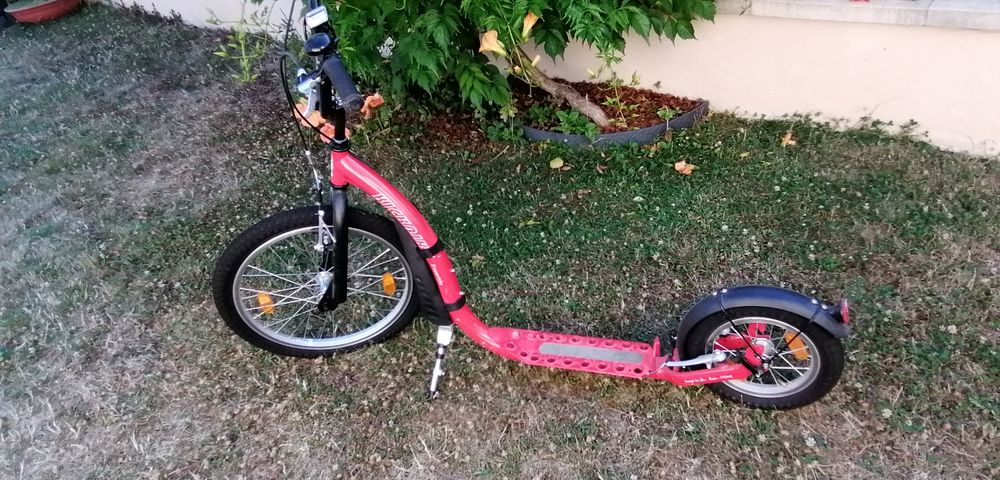 Patinette kickbike freeride rouge tr�s peu servie 200 Villecresnes (94)