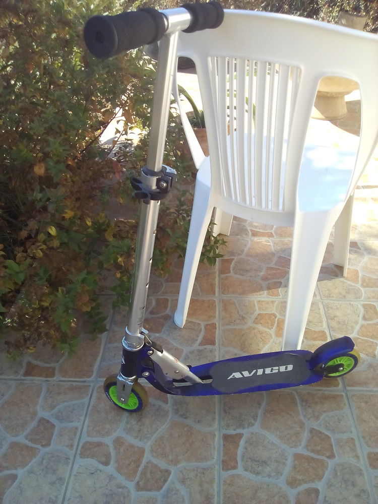 2 patinettes en tr�s bon �tat 
25 Saint-Avertin (37)