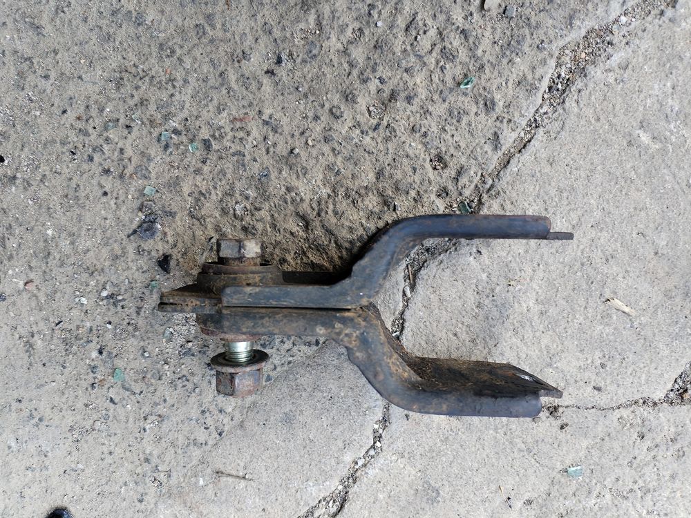 Patte support moteur inf�rieur CITROEN SAXO (2002) essence 1 5 Brillon-en-Barrois (55)