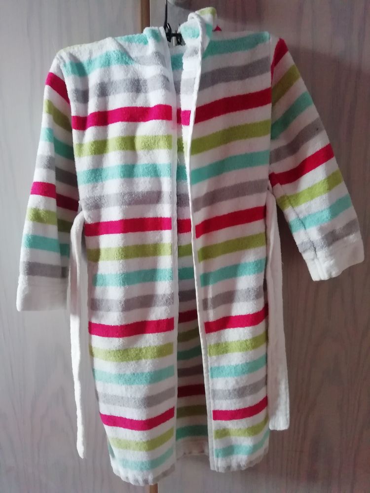 peignoir blanc � rayures rose  , vert amande , bleu 
fille : 8 Saint-Paterne (72)