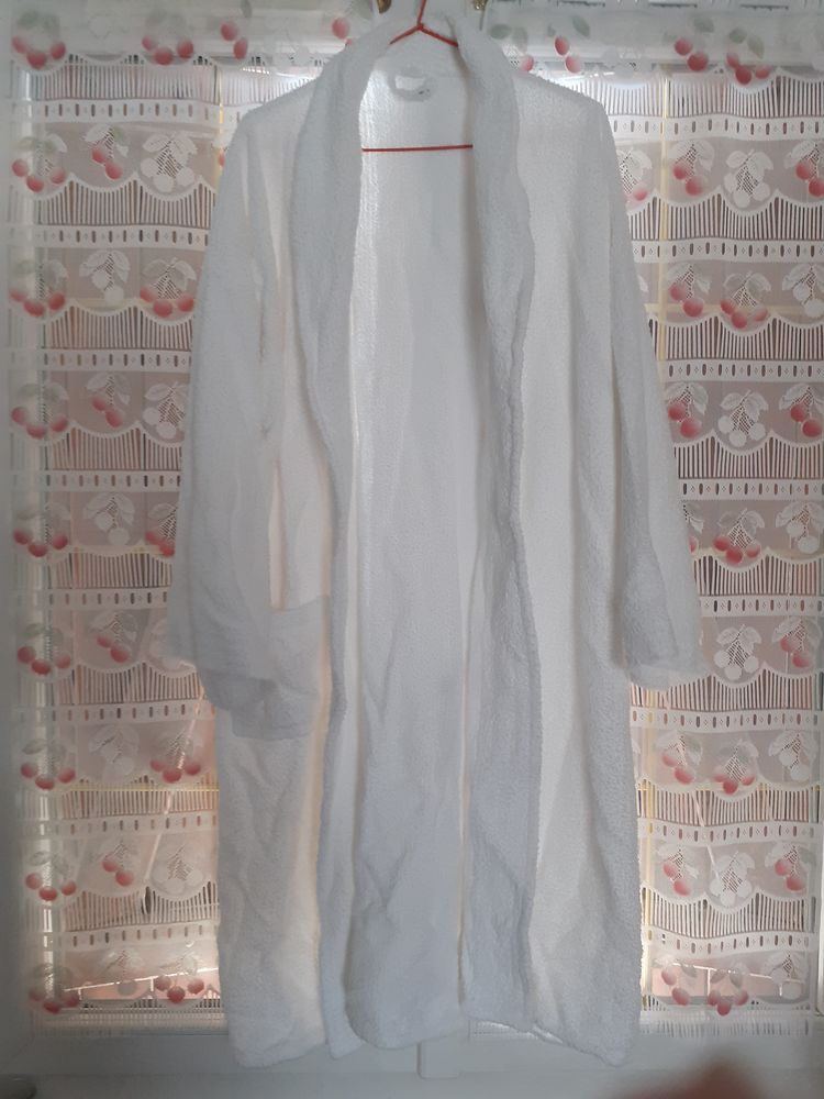 Peignoir blanc taille unique bien �pais
16 Bezons (95)