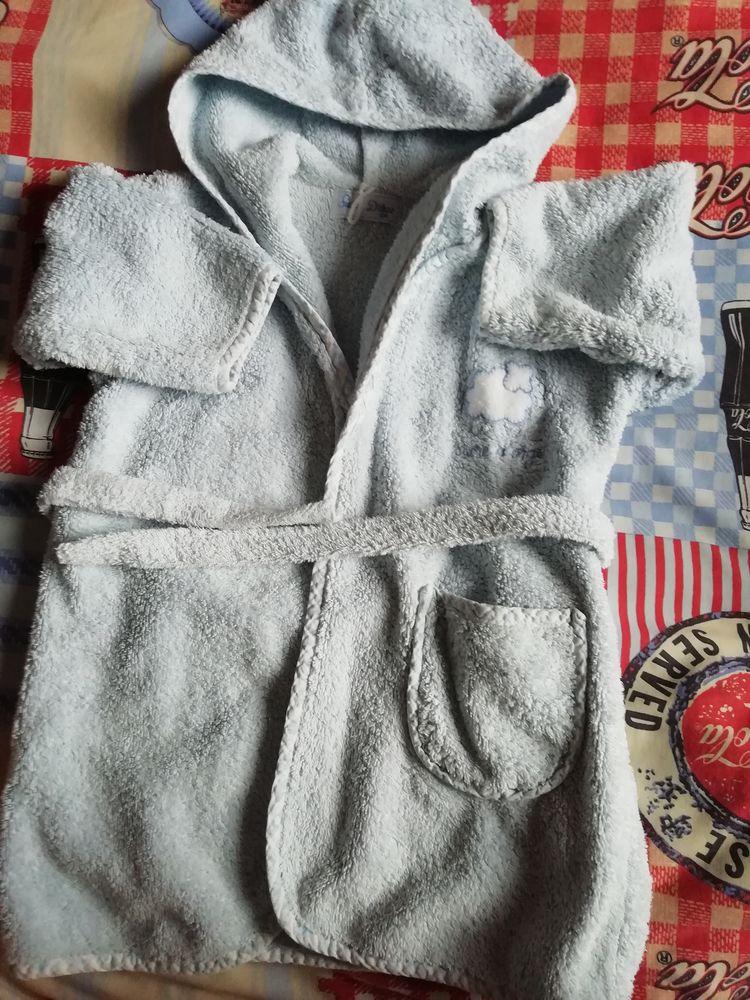 peignoir bleu ciel 
marque SUCRE D ORGE
Taille  : 2 ans
4 Alen�on (61)