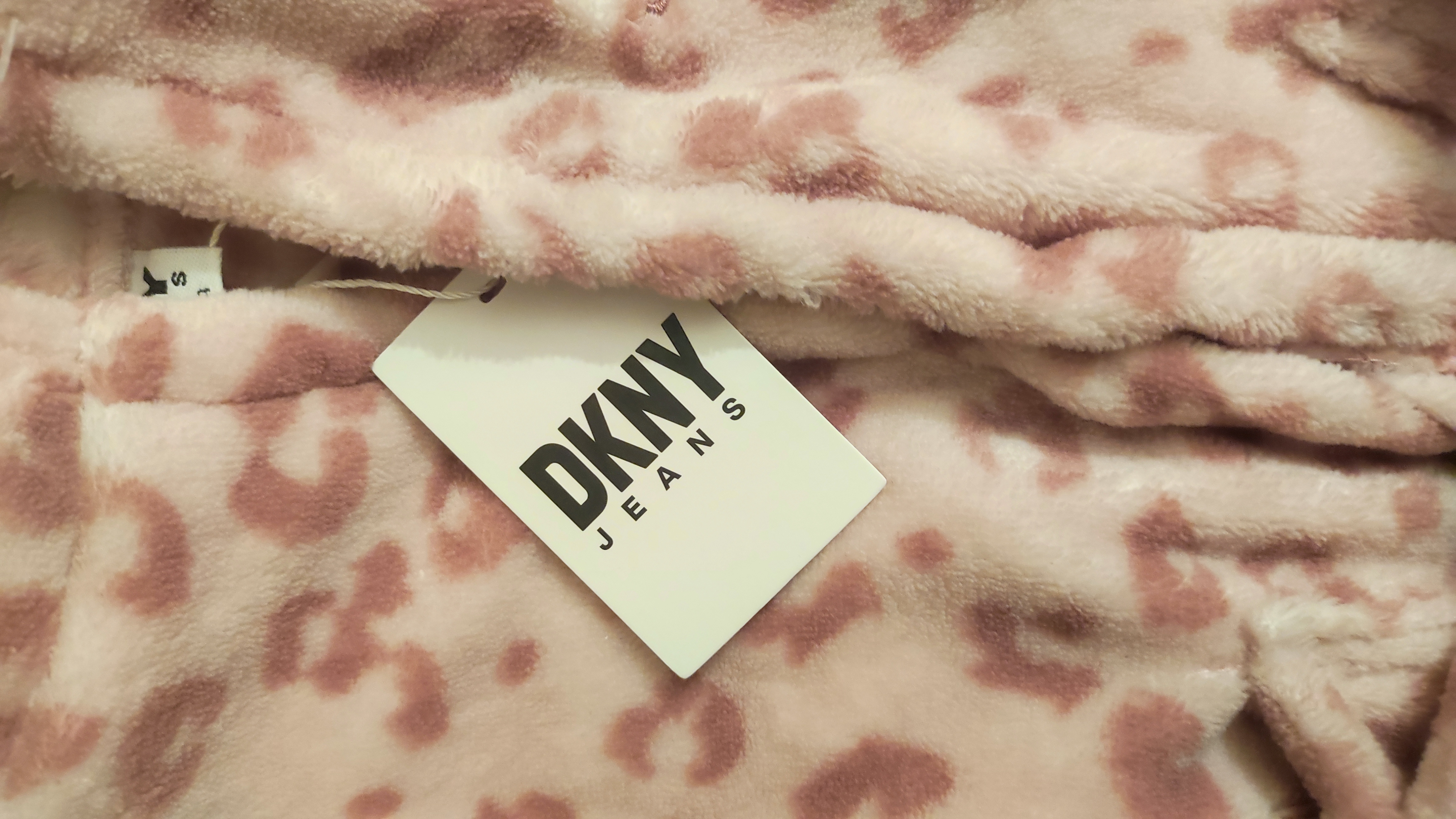 Peignoir bb 3/6 mois DKNY et couche jusqu'�  18 kg 55 Verneuil-sur-Seine (78)