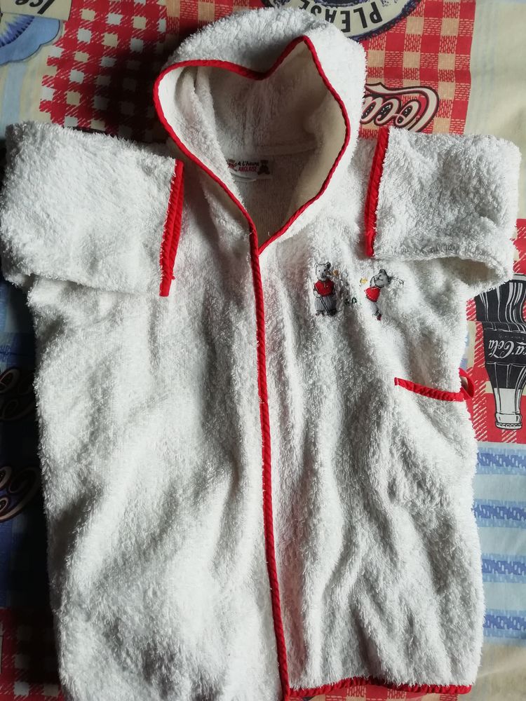 peignoir  sortie de bain 
blanc rouge
taille 0-2 ans
3 Saint-Paterne (72)