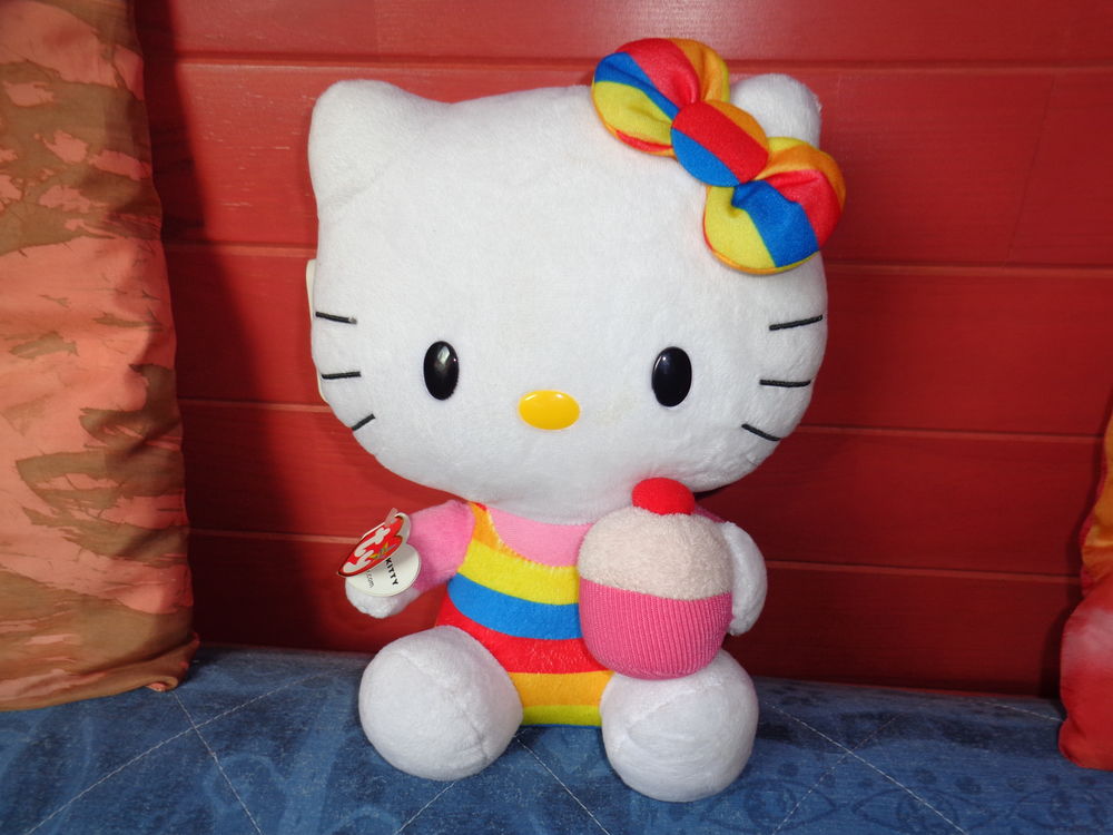 1 peluche poup�e hello kitty en tenue de plage. 15 Theix (56)