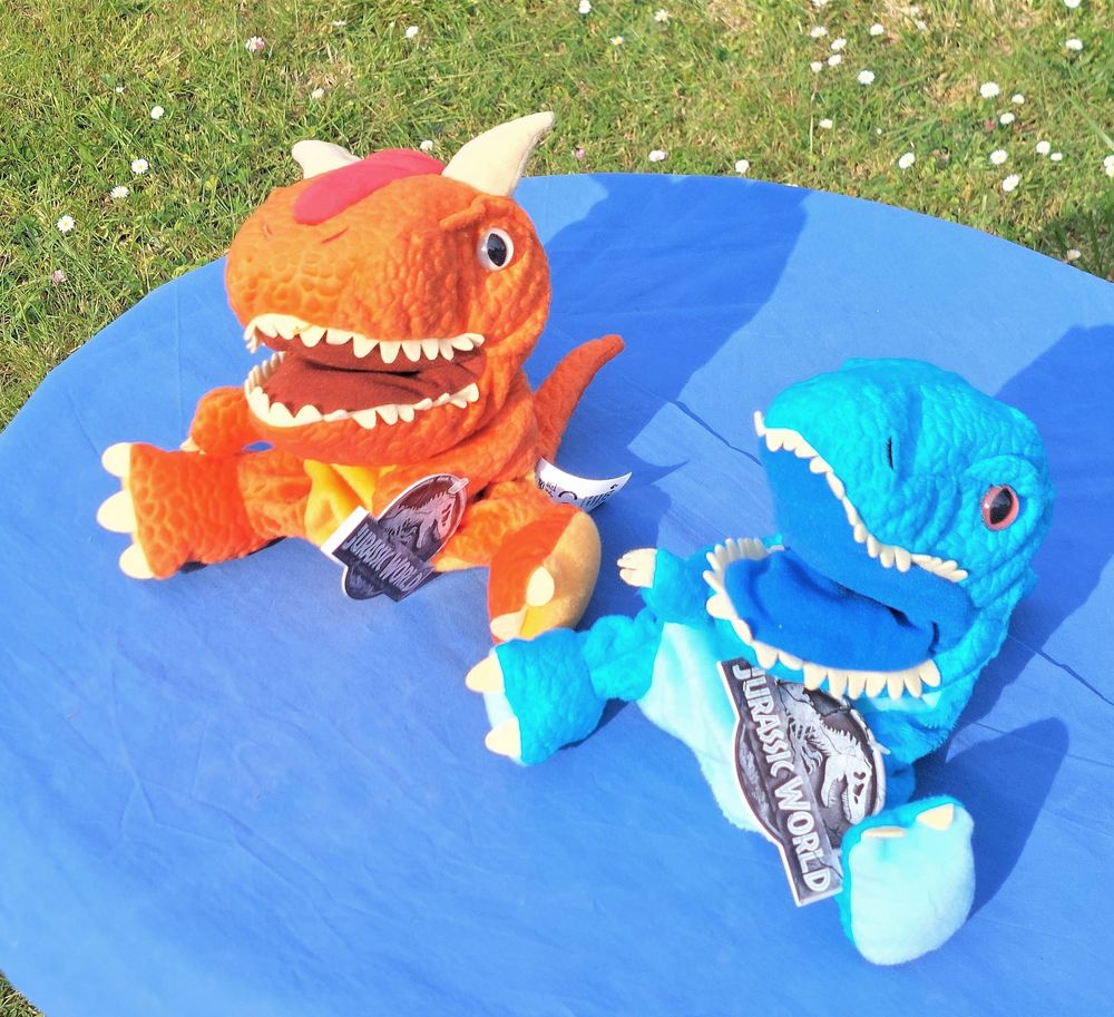 2 peluches/marionnettes   JURASSIC World > VOIR Descriptif 18 Angers (49)