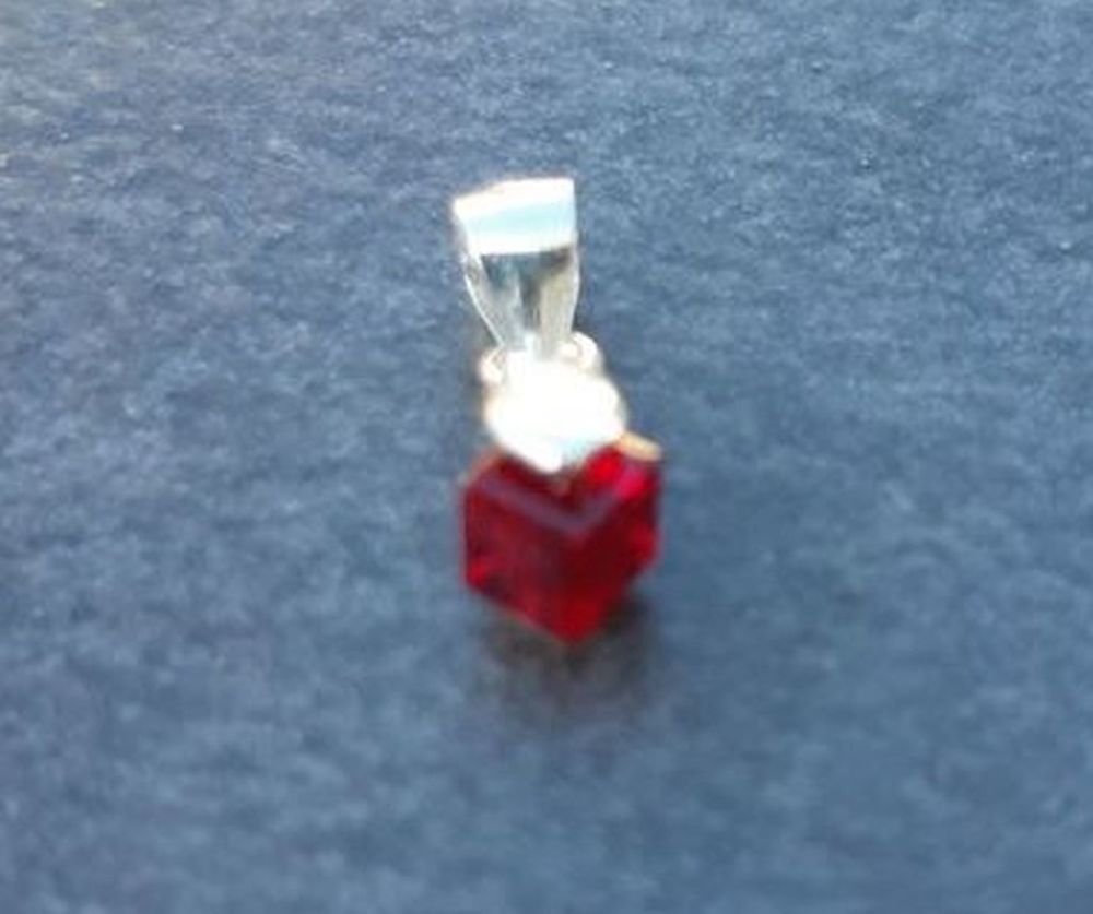 Pendentif argent 925, cristal spinelle cube rouge profond 8 La Seyne-sur-Mer (83)
