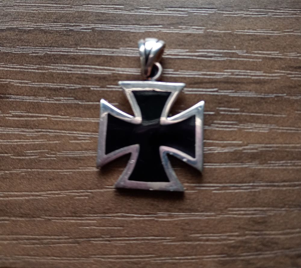 Pendentif en argent massif avec onyx noir, croix teutonique 20 Arles-sur-Tech (66)