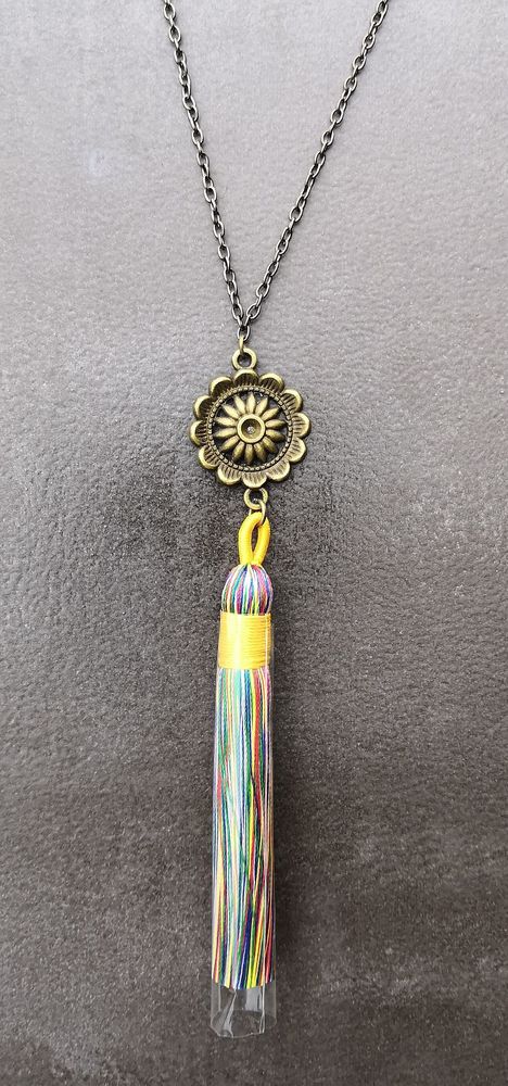 Pendentif Boh�me pompon soie multicolore et m�daillon soleil 5 La Seyne-sur-Mer (83)