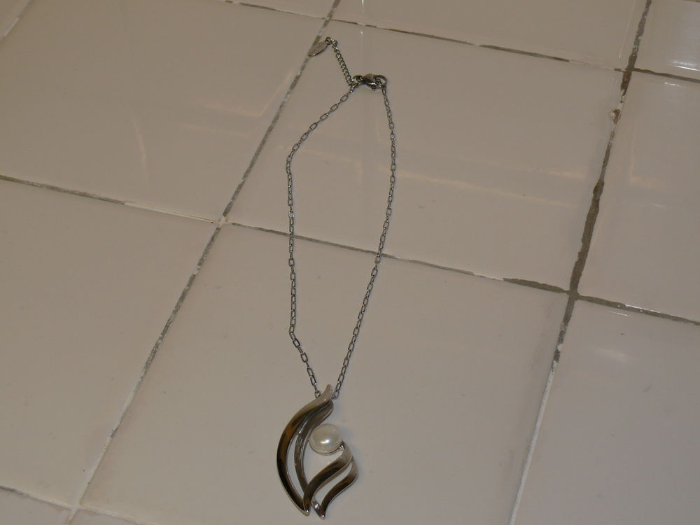 Pendentif + cha�ne  BELLE MISS  10 Saintes (17)