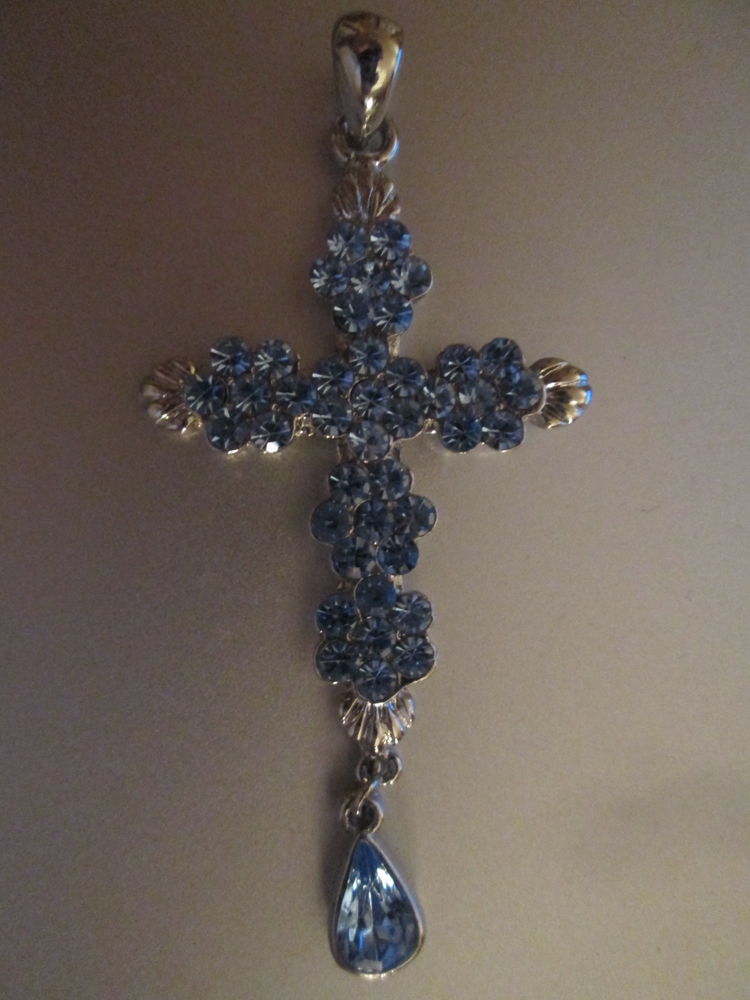Pendentif croix métal argenté et strass bleu 10 Herblay (95)