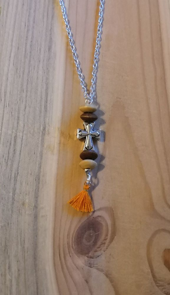 Pendentif Croix, perles de bois et mini pompon sur chaine 6 La Seyne-sur-Mer (83)