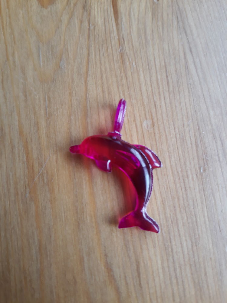 Pendentif dauphin en plastique transparent rose 1 Livry-Gargan (93)
