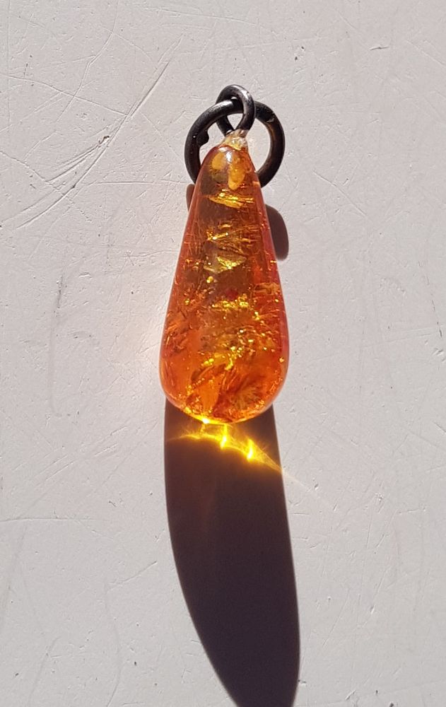 Pendentif goutte en Ambre 11 Oraison (04)