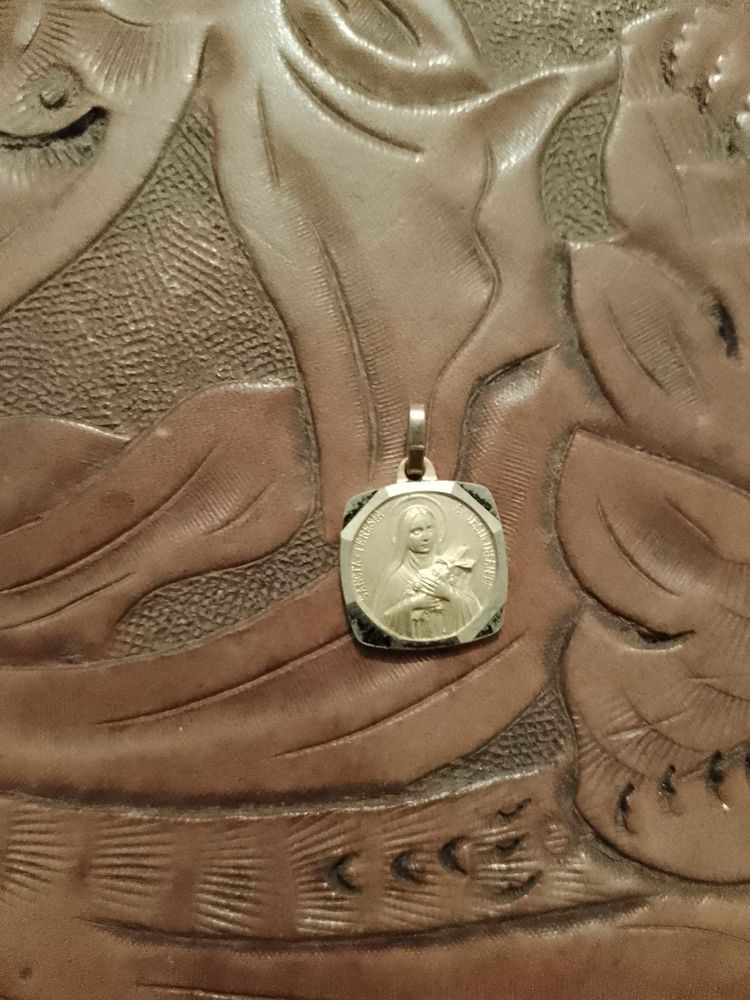 pendentif en m�tal argent� et dor� de sainte Th�r�se vintage ann�es 80. 14 Carqueiranne (83)