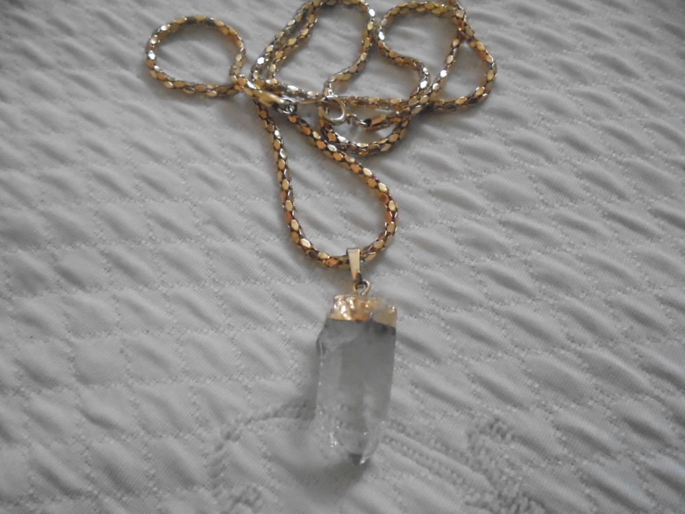 pendentif, m�tal dor� et cristal , peux �tre un pendule 
4 Romorantin-Lanthenay (41)