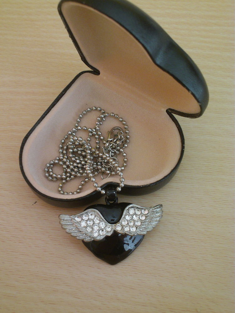 Pendentif c?ur noir ailes d'Ange argent�es N�927 5 Beaune (21)