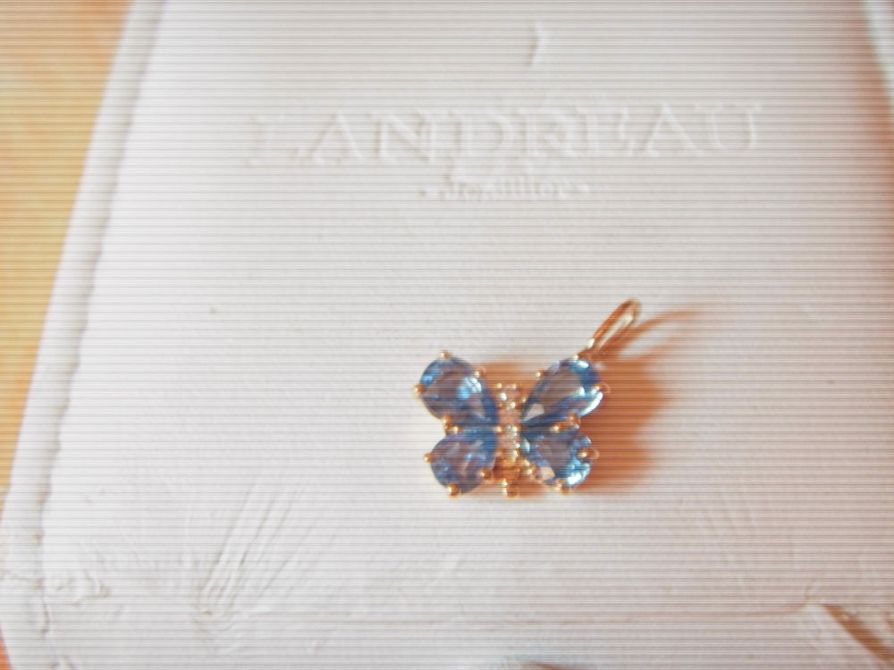Pendentif papillon. Quatre saphirs et un diamant, 1,4 g d'or 350 Angers (49)